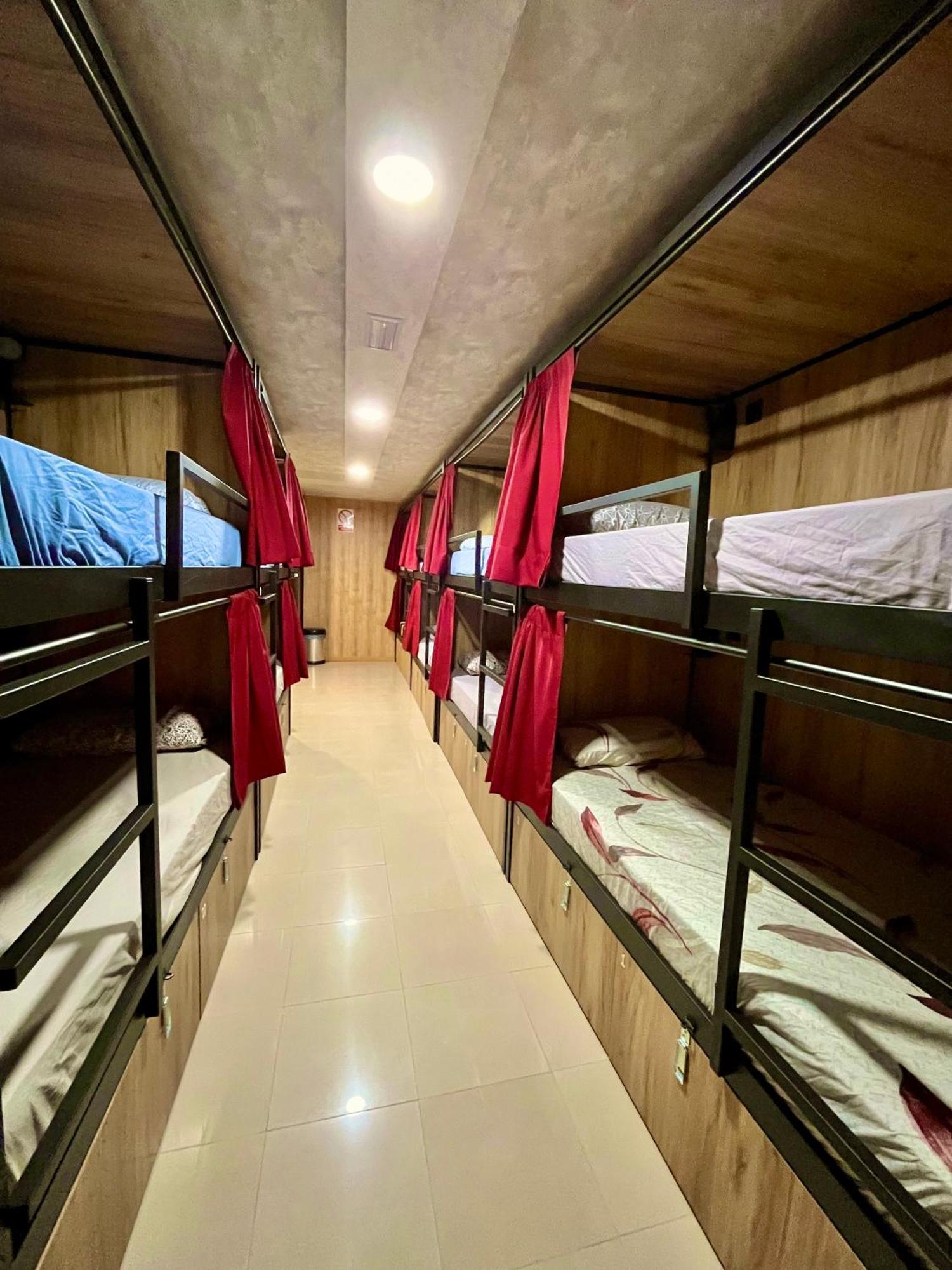 Velvet Hostel Madrid Buitenkant foto
